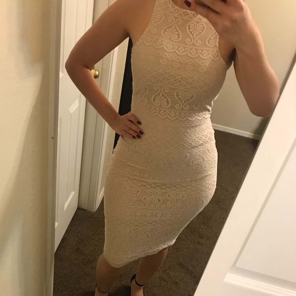 Form fitted midi dress!! 😍